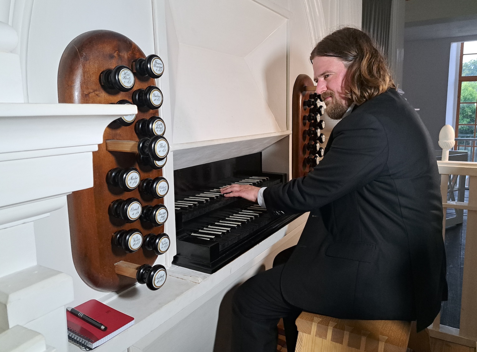 Martin Sturm an der Orgel in Rastenberg - Foto Michael von Hintzenstern