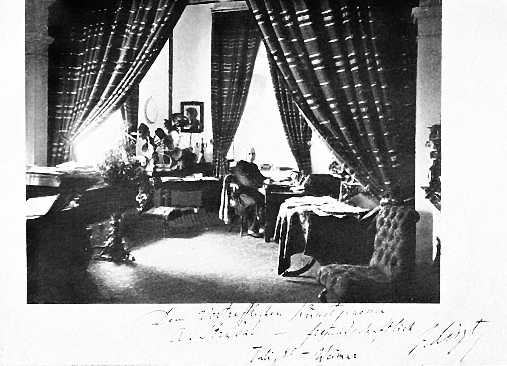 Wikimedia Commons - Liszt im Arbeitszimmer mit Widmung Stradal